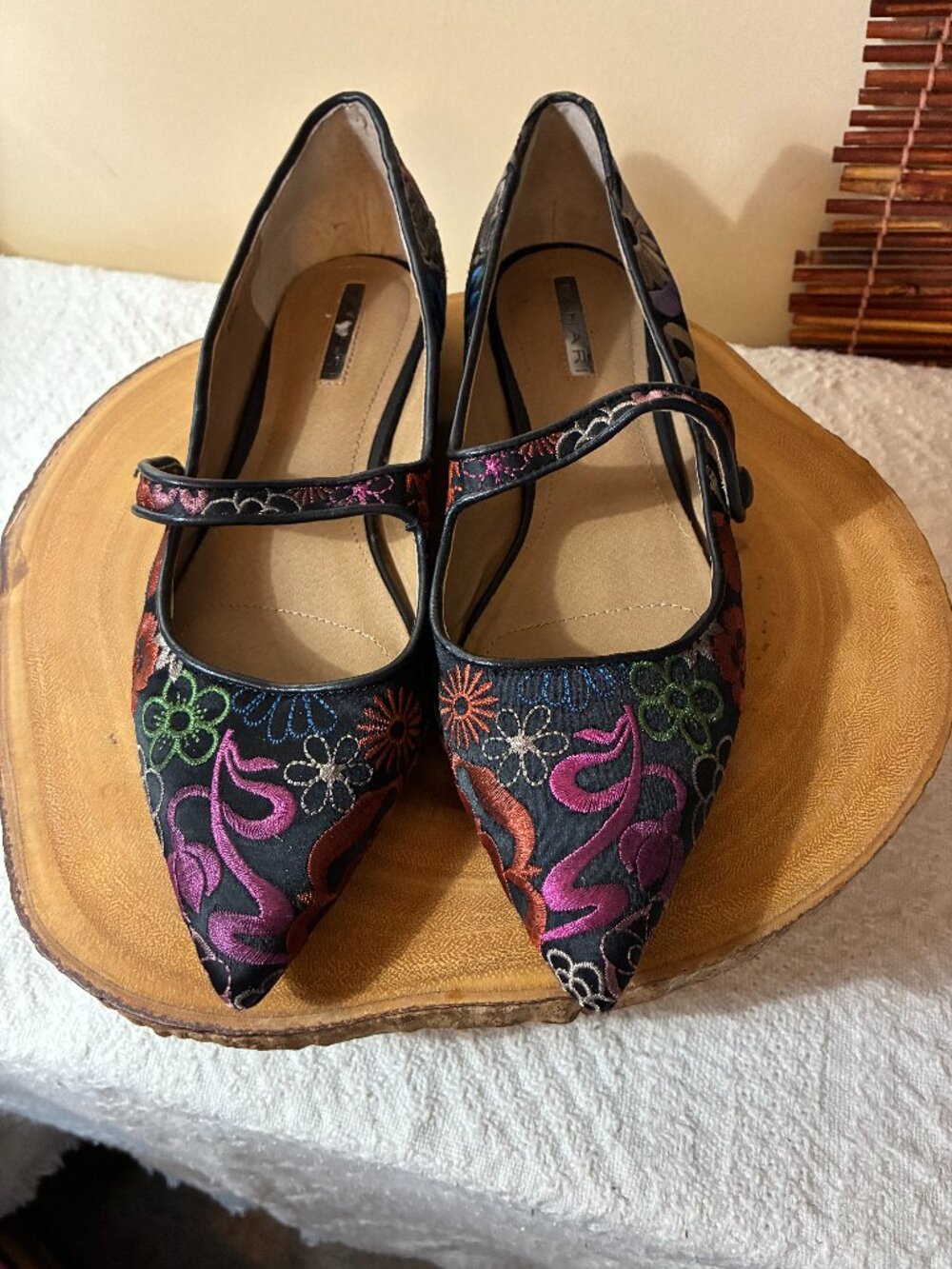Tahari Park Floral Embroidered Mary Jane Pointed Toe Flats Size 8.5M Like New